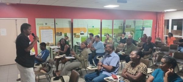 Participants au séminaire final Karubiokréyol  salle Ridet.jpg